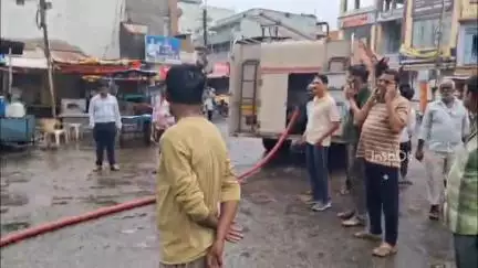 होशंगाबाद नगर: हलवाई चौक पर नगरपालिका विधायक प्रतिनिधि ने नाले और नालियों की सफाई कार्य का निरीक्षण किया