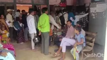 લુણાવાડા: લુણાવાડા નગરપાલિકા ખાતે જન્મના પ્રમાણપત્ર બાબતે લોકોની લાંબી લાઈનો જોવા મળી