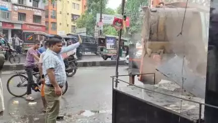 धनबाद/केंदुआडीह: बेकर बंध रोड से पूजा टॉकीज तक नगर निगम ने शुक्रवार को अतिक्रमण हटाओ अभियान चलाया