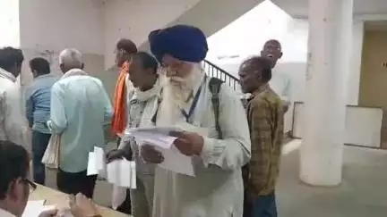 नरसिंहपुर: किसान का आरोप- ज़मीन हेराफेरी मामले में कलेक्टर के आदेश का पालन नहीं