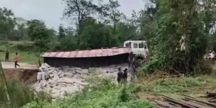 डंडई: डंडई के तसरार गांव में पलटा सीमेंट से लदा ट्रक, चिनिया गढ़वा मार्ग घंटों तक रहा ठप