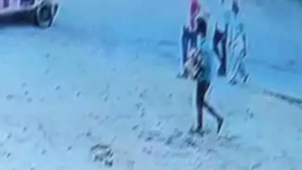 मौदहा: मौदहा कस्बे में गाड़ी में रखा जेवरातों से भरा लेडीज पर्स गायब, वारदात सीसीटीवी कैमरे में कैद हुई