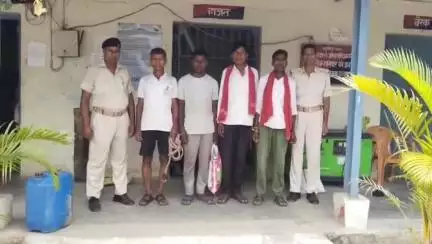 सुगौली: सुगौली पुलिस ने 55 लीटर देशी चुलाई शराब के साथ दो कारोबारी और दो वारंटियों सहित चार लोगों को पकड़ा