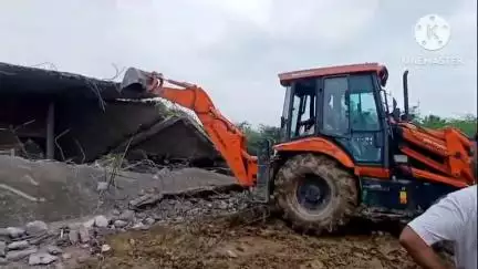 गौरीगंज: माधोपुर वार्ड नंबर 13 में दो दिन पूर्व SDM और राजस्व टीम पर हुए हमले के बाद अवैध अतिक्रमण पर चला बुलडोजर