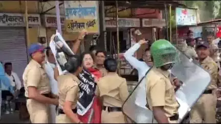 जळगाव: पिंप्री गावात राष्ट्रवादी काँग्रेस शरद पवार पक्षातर्फे मुख्यमंत्र्याना काळे झेंडे दाखवून आणि जोरदार घोषणाबाजी करत निषेध
