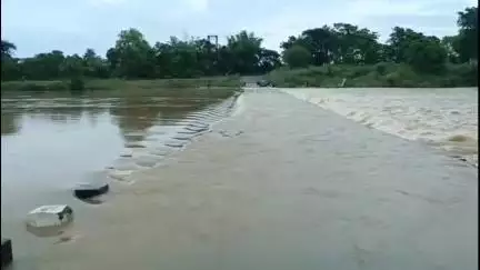 গোপীবল্লভপুর ২: বৃষ্টি ও গালুডী থেকে জল ছাড়ায় মহাপালে বন্ধ রাখা হল ফেরি পরিষেবা, বড়ামারা কজওয়ের উপর দিয়ে জল যাওয়ায় বন্ধ যান চলাচল