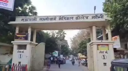 झांसी: प्रसूति विभाग के बगल में स्थित इलेक्ट्रिक विभाग में शॉर्ट सर्किट से लगी आग, भर्ती महिलाओं को सुरक्षित बाहर निकाला गया