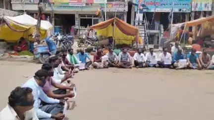 ఖానాపూర్: ఖానాపూర్ లోనే ఇంటిగ్రేటెడ్ స్కూల్ నిర్మించాలని అఖిలపక్ష పార్టీల ఆధ్వర్యంలో మూతికి నల్లగుడ్డాలు కట్టుకొని ధర్నా
