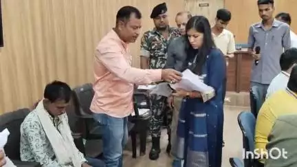 सासाराम: रोहतास जिला पदाधिकारी उदिता सिंह ने शुक्रवार को सासाराम के डीआरडीए सभागार में सुनी समस्याएं