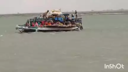 मुंगेर: सदर प्रखंड के सीता कुंड गंगा घाट पर जान जोखिम में डालकर लोग नाव से गंगा पार कर रहे, प्रशासन बेखबर