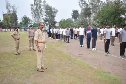 उरई: उरई पुलिस लाइन में पुलिस अधीक्षक ने सलामी परेड ली, जेटीसी कैडिटों के पीटी परेड का किया निरीक्षण, अनुशासन पर कही बात