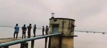 हुसैनाबाद: सोन और कोयल नदी के बढ़ते जलस्तर को देखते हुए सिख रेजीमेंट रामगढ़ कैंट के कर्नल ने हुसैनाबाद के तटों का जायजा लिया