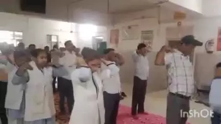 कासगंज: कासगंज की सीएससी अशोक नगर पर स्वास्थ्य कर्मियों ने मनाया योग दिवस