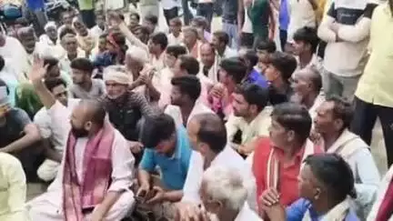 बदायूं: बदायूं के कादरचौक में नावालिग लड़की को बरामद न करने पर विश्व हिंदू परिषद ने किया धरना प्रदर्शन