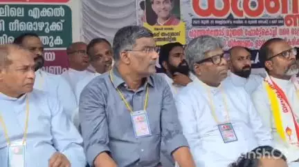 കൊച്ചി: തീരദേശത്തെ പ്രശ്നങ്ങൾ അകറ്റണം, തോപ്പുംപടിയിൽ ഉപവാസ സമരവുമായി വൈദികർ