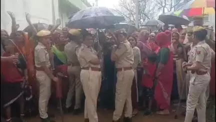 चित्तौड़गढ़: नारकोटिक्स विभाग के जिला कार्यालय पर अफीम किसानों ने की तालाबंदी, जमकर किया विरोध