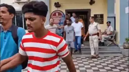 ব্যারাকপুর ২: গারুলিয়া গোষ্ঠী সংঘর্ষের ঘটনায় পাঁচ জনকে গারুলিয়া থেকে গ্রেপ্তার করে ব্যারাকপুর আদালতে পেশ করল নোয়াপাড়া থানার পুলিশ