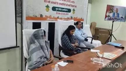 सासाराम: सासाराम के नगर निगम में मेयर काजल कुमारी एवं डिप्टी मेयर ने लाभुक को आवास का चाबी वितरण किया