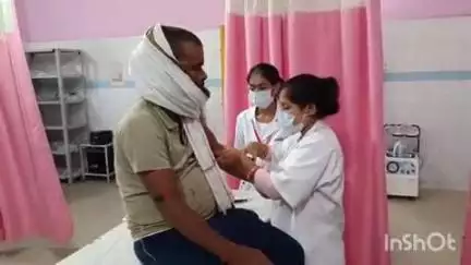 बांका: जमदाहा के पास गड्ढे में जाने से टोटो पलटी, पिता और पुत्र हुए जख्मी