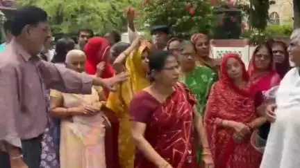 अजमेर: शराब की दुकान खोले जाने को लेकर नई शाला के क्षेत्रवासियों ने किया प्रदर्शन नाराजगी जताकर दिया ज्ञापन। #Jansamasya