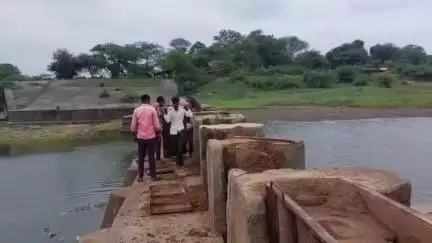 मंदसौर: रामघाट पर लगे कड़ी शटर खोलने की नगर पालिका कर्मचारियों द्वारा कार्रवाई, पिछली बार पानी में बह गए थे
