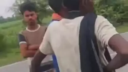पडरौना: रामकोला खोटही गांव में बड़ा सड़क हादसा, तेज रफ्तार पिकअप को बचाते समय पलटी ट्यूबल क्रेन, ड्राइवर गंभीर रूप से घायल