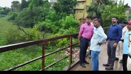 बिहार: नदी में बढ़ते जल स्तर को देखते हुए बिहार शरीफ के एसडीओ और नगर आयुक्त ने सोहसराय इलाके में पुल-पुलिया का निरीक्षण किया