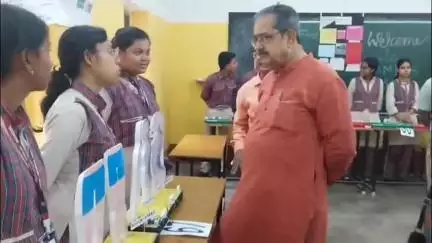 বালুরঘাট: আত্রাই ডিএভি স্কুলের বার্ষিক প্রদর্শনী পরিদর্শনে যান বালুরঘাটের বিধায়ক অশোক কুমার লাহিড়ী