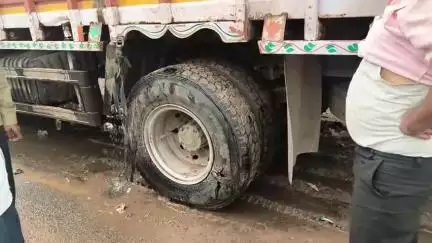 जौरा: जौरा शहर में एमएस रोड पर ट्रैक्टर की टक्कर से ट्रक का फटा टायर, बड़ा हादसा टला