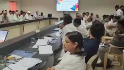 बाड़मेर: दिशा की बैठक में विकास कार्यों को नजरअंदाज करने पर सांसद उम्मेदाराम बेनीवाल ने कलेक्ट्रेट में अधिकारियों को लगाई फटकार