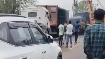 हमीरपुर: चंदौखी के पास आमने-सामने हुई भिड़ंत में दो डंपरों में लगी आग, चालकों ने कूदकर बचाई जान; मौके से हुए फरार