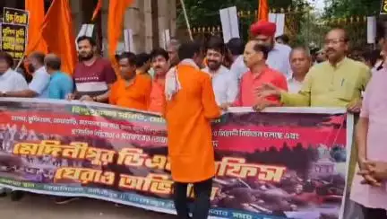 মেদিনীপুর: রাজ্যজুড়ে হিন্দুদের উপর আক্রমণ হচ্ছে, অভিযোগ তুলে মেদিনীপুর শহরে জেলাশাসকের দপ্তরে বিক্ষোভ হিন্দু সুরক্ষা সমিতির