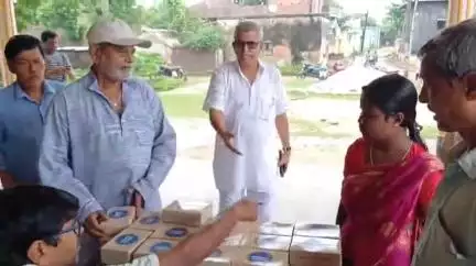 ভাতার: বিধায়কের উপস্থিতিতে এরুয়ার গ্রামে কয়েক হাজার মানুষকে জগন্নাথ দেবের প্রসাদ বিতরণ