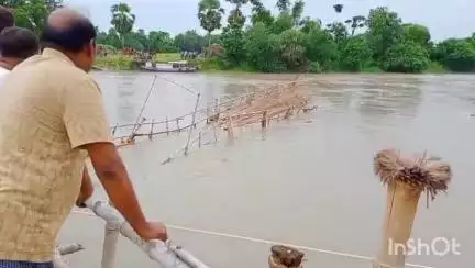 আমতা ২: DVC-র ছাড়া জলে হাওড়ার আমতায় ভাটোরাতে ভেসে গেল বাঁশের সেতু