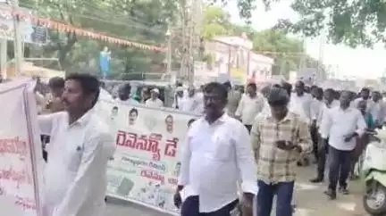 మార్కాపురం: రెవెన్యూ దినోత్సవ సందర్భంగా పట్టణంలో రెవెన్యూ అధికారుల ర్యాలీలో పాల్గొన్న సబ్ కలెక్టర్ ఎస్వీ త్రివినాగ్