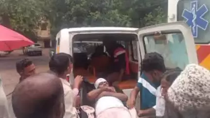 गोला: गोला-पेटरवार थाना बॉर्डर के पास ट्रेलर की चपेट में आने से सोसोकला पंचायत के उप मुखिया सहित 5 लोग घायल