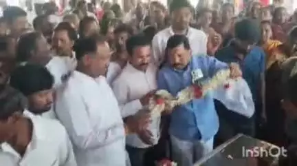 భూపాలపల్లి: ఎన్కౌంటర్లో మృతి చెందిన మావోయిస్టు గాజర్ల రవి కుటుంబాన్ని పరామర్శించిన ఎమ్మెల్యే గండ్ర సత్యనారాయణరావు