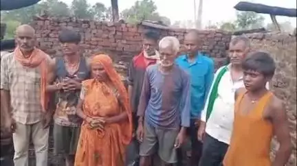 इकौना: गोपालपुर अग्निकांड मामले में प्रशासन सक्रिय, 2 अग्नि पीड़ितों को दी तिरपाल व हाइजीन किट; सहायता का भी दिया आश्वासन