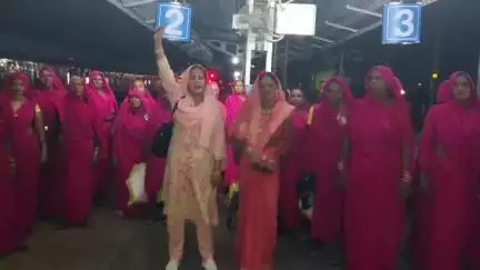 महोबा: मासूम से दुष्कर्म मामले को लेकर गुलाबी गैंग में आक्रोश, रेलवे स्टेशन पर नारेबाजी कर प्रयागराज रवाना हुईं 100 महिलाएं