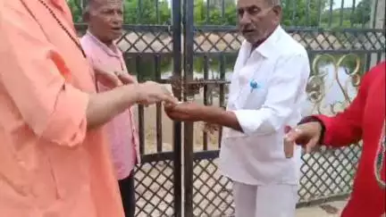 માંડવી: સત્સંગ આશ્રમ ટ્રસ્ટ ની પ્રોપર્ટી પર કબજો કરાયો ગાદીપતિ મહંત દીપ્તાનંદજી સ્વામી એ વિગતો આપી