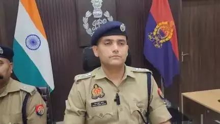 हरदोई: पुलिस कार्यालय में एसपी नीरज जादौन ने संडीला पुलिस द्वारा 5 चोरों की गिरफ्तारी और बरामदगी के संबंध में दी जानकारी