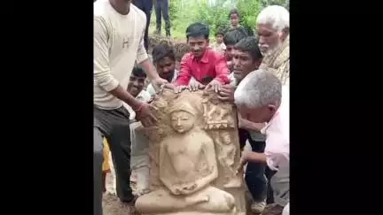 एटा: कस्बा रिजोर में किला समीप सरकारी टंकी की खुदाई के दौरान निकली भगवान बुद्ध की प्रतिमा, मौके पर लोगों का लगा हुजुम