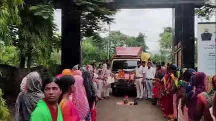 ଅମ୍ବାଭୋନା: ଉତ୍ତମ ଗ୍ରା:ପ: କାର୍ଯ୍ୟାଲୟ ପରିସରରେ ଆଜି ବିଜେପି ସରକାର ର ଏକବର୍ଷ ପୁର୍ତ୍ତି ଉପଲବ୍ଧି ନେଇ ବିକାଶ ବାହନ ରଥ କୁ ସ୍ବାଗତ କଲେ ପଞ୍ଚାୟତବାସୀ