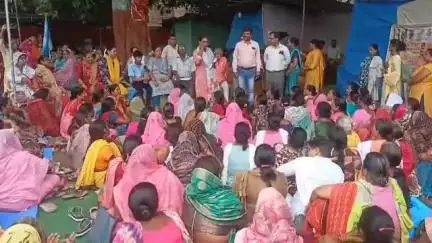 शाहजहांपुर: महिला आंगनबाड़ी कर्मचारी संघ ने ई-केवाईसी और चेहरा प्रमाणीकरण के विरोध में खिरनी बाग मैदान में किया प्रदर्शन