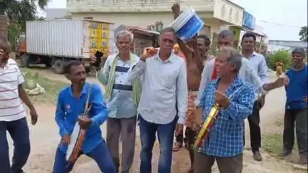 హుజూరాబాద్: మండలంలోని పెద్ద పాపయ్యపల్లి గ్రామంలో వర్షాలు కురవాలని కప్పతల్లి ఆట ఆడి పూజలు నిర్వహించిన గ్రామస్తులు