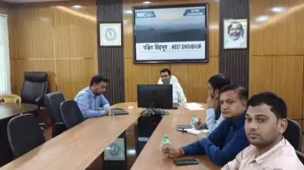 चाईबासा: उपायुक्त चंदन कुमार ने आपदा प्रबंधन को लेकर की विशेष बैठक, मुआवज़ा मामलों पर रहा ध्यान