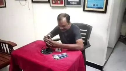 జగిత్యాల: గుండు పిన్నుపై ఒంటి కాలితో  యోగ ఆసనం వేస్తున్న అతి సూక్ష్మమైన విగ్రహాన్ని తయారు చేసిన-సూక్ష్మ కళాకారుడు గుర్రం దయాకర్‌