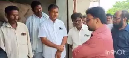 నాగర్ కర్నూల్: వెలుగొండ గ్రామంలో రేషన్ దుకాణాన్ని తనకి చేసిన నాగర్ కర్నూల్ కలెక్టర్ బాధావత్ సంతోష్
