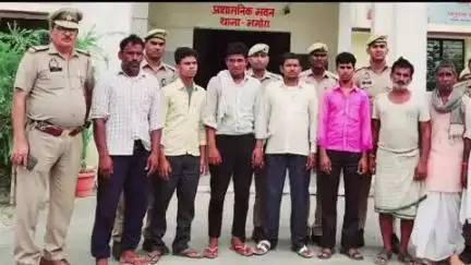 आंवला: आंवला के भमोरा में पुलिस ने की बड़ी कार्रवाई, 9 वारंटी अभियुक्तों को किया गिरफ्तार