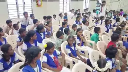 கோவில்பட்டி: செக்கடி தெரு பகுதியில் உள்ள தனியார் திருமண மண்டபத்தில் தவெக தலைவர் பிறந்தநாள் விழா